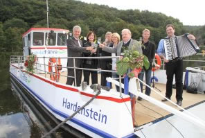 Die Taufe der neuen Ruhrtalfähre auf den Namen HARDENSTEIN fand am 26.09.2010 am Schleusenwärterhäuschen in Witten statt (v.l.): Arnim Brux, Landrat Sonja Leidemann BM Witten, Thomas Strauch WABE, Christel Humme MdL, Guntram Schneider Arbeitsminister in NRW, Christoph Heemann - Fährmann, Ralph Hiltrop Akkordeon, Foto: Walter Fischer / WAZ FotoPool